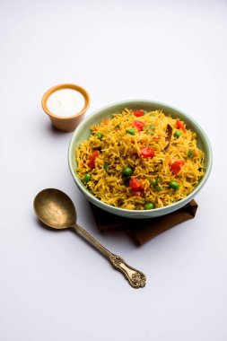 Domates Pirinç de Tamatar Pilav / pulav olarak bilinen basmati pirinç kullanılarak yapılan, bir kase de servis edilir. seçici odaklama