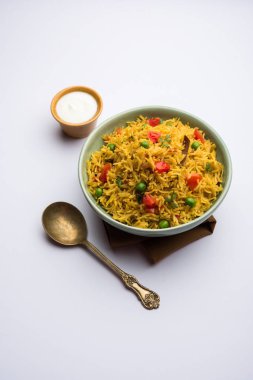 Domates Pirinç de Tamatar Pilav / pulav olarak bilinen basmati pirinç kullanılarak yapılan, bir kase de servis edilir. seçici odaklama