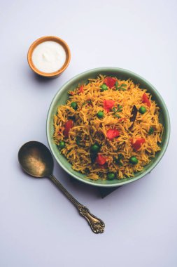 Domates Pirinç de Tamatar Pilav / pulav olarak bilinen basmati pirinç kullanılarak yapılan, bir kase de servis edilir. seçici odaklama