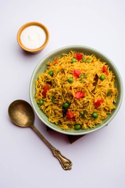 Domates Pirinç de Tamatar Pilav / pulav olarak bilinen basmati pirinç kullanılarak yapılan, bir kase de servis edilir. seçici odaklama