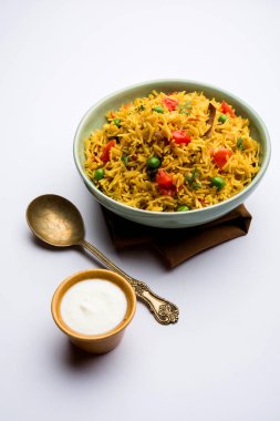 Domates Pirinç de Tamatar Pilav / pulav olarak bilinen basmati pirinç kullanılarak yapılan, bir kase de servis edilir. seçici odaklama