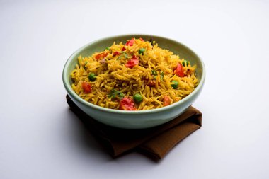 Domates Pirinç de Tamatar Pilav / pulav olarak bilinen basmati pirinç kullanılarak yapılan, bir kase de servis edilir. seçici odaklama