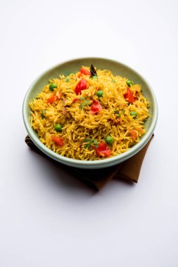 Domates Pirinç de Tamatar Pilav / pulav olarak bilinen basmati pirinç kullanılarak yapılan, bir kase de servis edilir. seçici odaklama