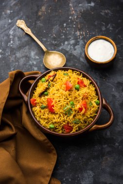 Domates Pirinç de Tamatar Pilav / pulav olarak bilinen basmati pirinç kullanılarak yapılan, bir kase de servis edilir. seçici odaklama