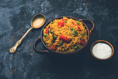 Domates Pirinç de Tamatar Pilav / pulav olarak bilinen basmati pirinç kullanılarak yapılan, bir kase de servis edilir. seçici odaklama