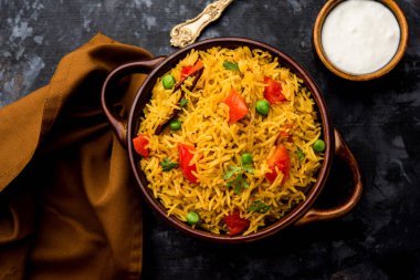 Domates Pirinç de Tamatar Pilav / pulav olarak bilinen basmati pirinç kullanılarak yapılan, bir kase de servis edilir. seçici odaklama