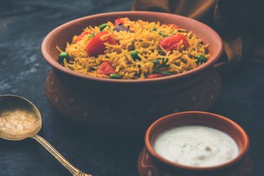 Domates Pirinç de Tamatar Pilav / pulav olarak bilinen basmati pirinç kullanılarak yapılan, bir kase de servis edilir. seçici odaklama