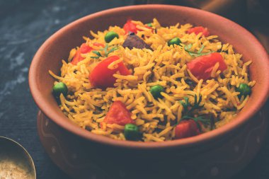 Domates Pirinç de Tamatar Pilav / pulav olarak bilinen basmati pirinç kullanılarak yapılan, bir kase de servis edilir. seçici odaklama