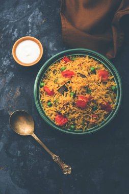Domates Pirinç de Tamatar Pilav / pulav olarak bilinen basmati pirinç kullanılarak yapılan, bir kase de servis edilir. seçici odaklama