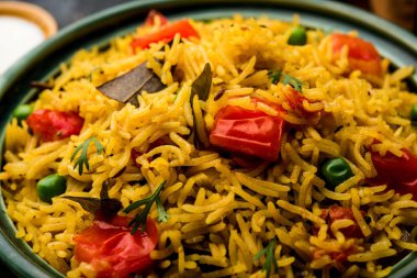 Domates Pirinç de Tamatar Pilav / pulav olarak bilinen basmati pirinç kullanılarak yapılan, bir kase de servis edilir. seçici odaklama