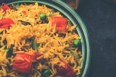 Domates Pirinç de Tamatar Pilav / pulav olarak bilinen basmati pirinç kullanılarak yapılan, bir kase de servis edilir. seçici odaklama