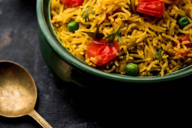 Domates Pirinç de Tamatar Pilav / pulav olarak bilinen basmati pirinç kullanılarak yapılan, bir kase de servis edilir. seçici odaklama