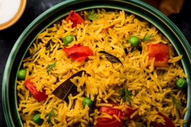 Domates Pirinç de Tamatar Pilav / pulav olarak bilinen basmati pirinç kullanılarak yapılan, bir kase de servis edilir. seçici odaklama