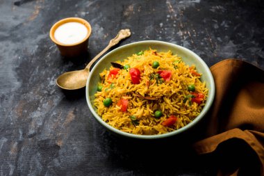 Domates Pirinç de Tamatar Pilav / pulav olarak bilinen basmati pirinç kullanılarak yapılan, bir kase de servis edilir. seçici odaklama