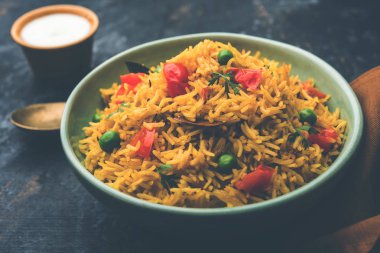 Domates Pirinç de Tamatar Pilav / pulav olarak bilinen basmati pirinç kullanılarak yapılan, bir kase de servis edilir. seçici odaklama