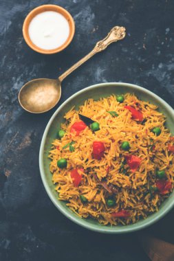 Domates Pirinç de Tamatar Pilav / pulav olarak bilinen basmati pirinç kullanılarak yapılan, bir kase de servis edilir. seçici odaklama