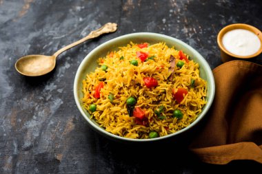 Domates Pirinç de Tamatar Pilav / pulav olarak bilinen basmati pirinç kullanılarak yapılan, bir kase de servis edilir. seçici odaklama