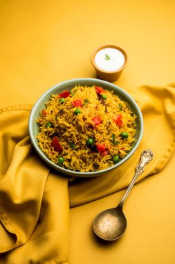 Domates Pirinç de Tamatar Pilav / pulav olarak bilinen basmati pirinç kullanılarak yapılan, bir kase de servis edilir. seçici odaklama