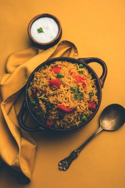 Domates Pirinç de Tamatar Pilav / pulav olarak bilinen basmati pirinç kullanılarak yapılan, bir kase de servis edilir. seçici odaklama