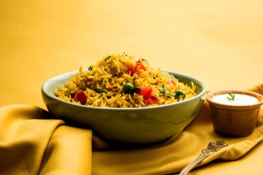 Domates Pirinç de Tamatar Pilav / pulav olarak bilinen basmati pirinç kullanılarak yapılan, bir kase de servis edilir. seçici odaklama