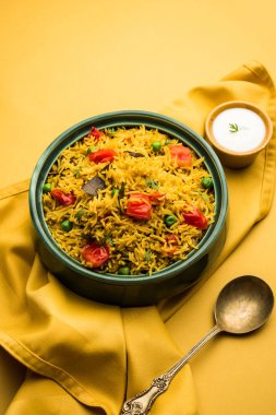 Domates Pirinç de Tamatar Pilav / pulav olarak bilinen basmati pirinç kullanılarak yapılan, bir kase de servis edilir. seçici odaklama