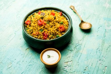 Domates Pirinç de Tamatar Pilav / pulav olarak bilinen basmati pirinç kullanılarak yapılan, bir kase de servis edilir. seçici odaklama