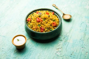 Domates Pirinç de Tamatar Pilav / pulav olarak bilinen basmati pirinç kullanılarak yapılan, bir kase de servis edilir. seçici odaklama