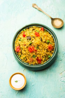 Domates Pirinç de Tamatar Pilav / pulav olarak bilinen basmati pirinç kullanılarak yapılan, bir kase de servis edilir. seçici odaklama