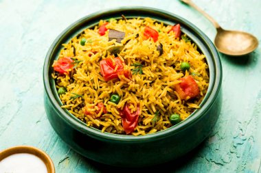 Domates Pirinç de Tamatar Pilav / pulav olarak bilinen basmati pirinç kullanılarak yapılan, bir kase de servis edilir. seçici odaklama