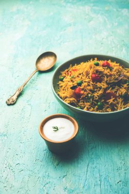 Domates Pirinç de Tamatar Pilav / pulav olarak bilinen basmati pirinç kullanılarak yapılan, bir kase de servis edilir. seçici odaklama