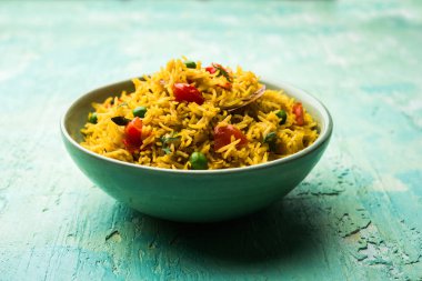 Domates Pirinç de Tamatar Pilav / pulav olarak bilinen basmati pirinç kullanılarak yapılan, bir kase de servis edilir. seçici odaklama