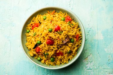 Domates Pirinç de Tamatar Pilav / pulav olarak bilinen basmati pirinç kullanılarak yapılan, bir kase de servis edilir. seçici odaklama