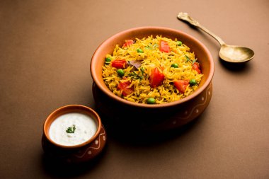 Domates Pirinç de Tamatar Pilav / pulav olarak bilinen basmati pirinç kullanılarak yapılan, bir kase de servis edilir. seçici odaklama