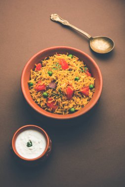 Domates Pirinç de Tamatar Pilav / pulav olarak bilinen basmati pirinç kullanılarak yapılan, bir kase de servis edilir. seçici odaklama