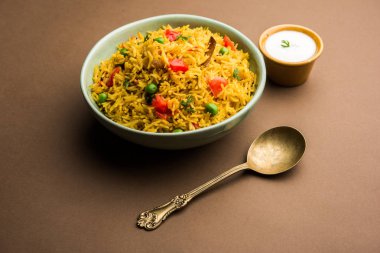 Domates Pirinç de Tamatar Pilav / pulav olarak bilinen basmati pirinç kullanılarak yapılan, bir kase de servis edilir. seçici odaklama