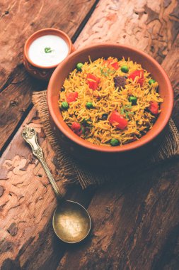 Domates Pirinç de Tamatar Pilav / pulav olarak bilinen basmati pirinç kullanılarak yapılan, bir kase de servis edilir. seçici odaklama