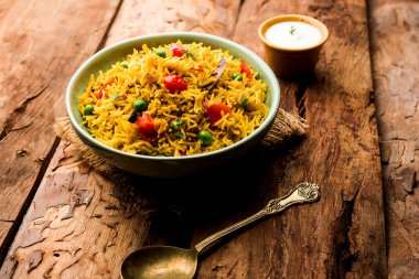 Domates Pirinç de Tamatar Pilav / pulav olarak bilinen basmati pirinç kullanılarak yapılan, bir kase de servis edilir. seçici odaklama
