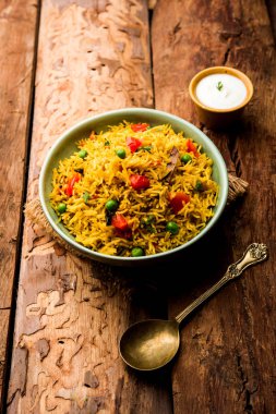 Domates Pirinç de Tamatar Pilav / pulav olarak bilinen basmati pirinç kullanılarak yapılan, bir kase de servis edilir. seçici odaklama