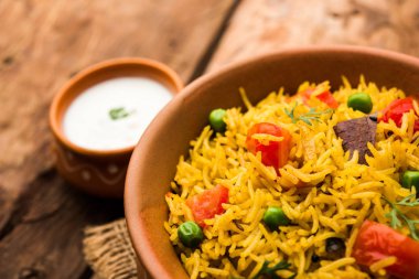 Domates Pirinç de Tamatar Pilav / pulav olarak bilinen basmati pirinç kullanılarak yapılan, bir kase de servis edilir. seçici odaklama