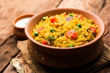 Domates Pirinç de Tamatar Pilav / pulav olarak bilinen basmati pirinç kullanılarak yapılan, bir kase de servis edilir. seçici odaklama