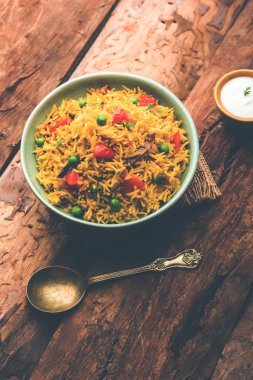 Domates Pirinç de Tamatar Pilav / pulav olarak bilinen basmati pirinç kullanılarak yapılan, bir kase de servis edilir. seçici odaklama