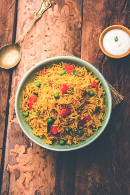 Domates Pirinç de Tamatar Pilav / pulav olarak bilinen basmati pirinç kullanılarak yapılan, bir kase de servis edilir. seçici odaklama