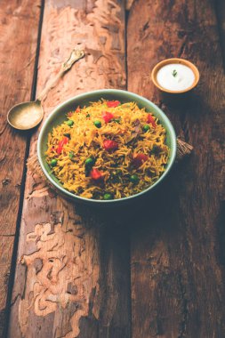 Domates Pirinç de Tamatar Pilav / pulav olarak bilinen basmati pirinç kullanılarak yapılan, bir kase de servis edilir. seçici odaklama