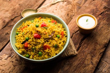 Domates Pirinç de Tamatar Pilav / pulav olarak bilinen basmati pirinç kullanılarak yapılan, bir kase de servis edilir. seçici odaklama