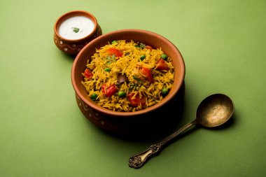 Domates pulav / Pilav basmati pirinç kullanılarak yapılan, bir kapta servis edilir. seçici odaklama