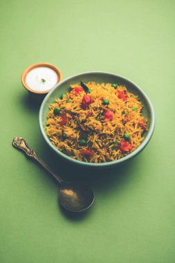 Domates pulav / Pilav basmati pirinç kullanılarak yapılan, bir kapta servis edilir. seçici odaklama