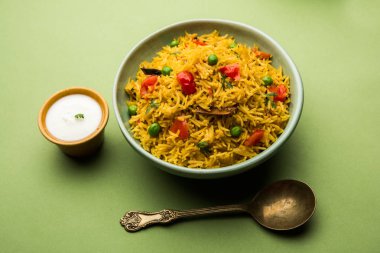 Domates pulav / Pilav basmati pirinç kullanılarak yapılan, bir kapta servis edilir. seçici odaklama