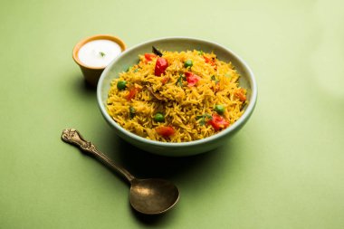 Domates pulav / Pilav basmati pirinç kullanılarak yapılan, bir kapta servis edilir. seçici odaklama
