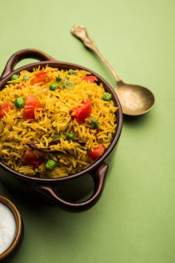 Domates pulav / Pilav basmati pirinç kullanılarak yapılan, bir kapta servis edilir. seçici odaklama
