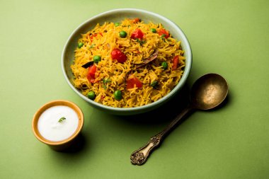 Domates pulav / Pilav basmati pirinç kullanılarak yapılan, bir kapta servis edilir. seçici odaklama